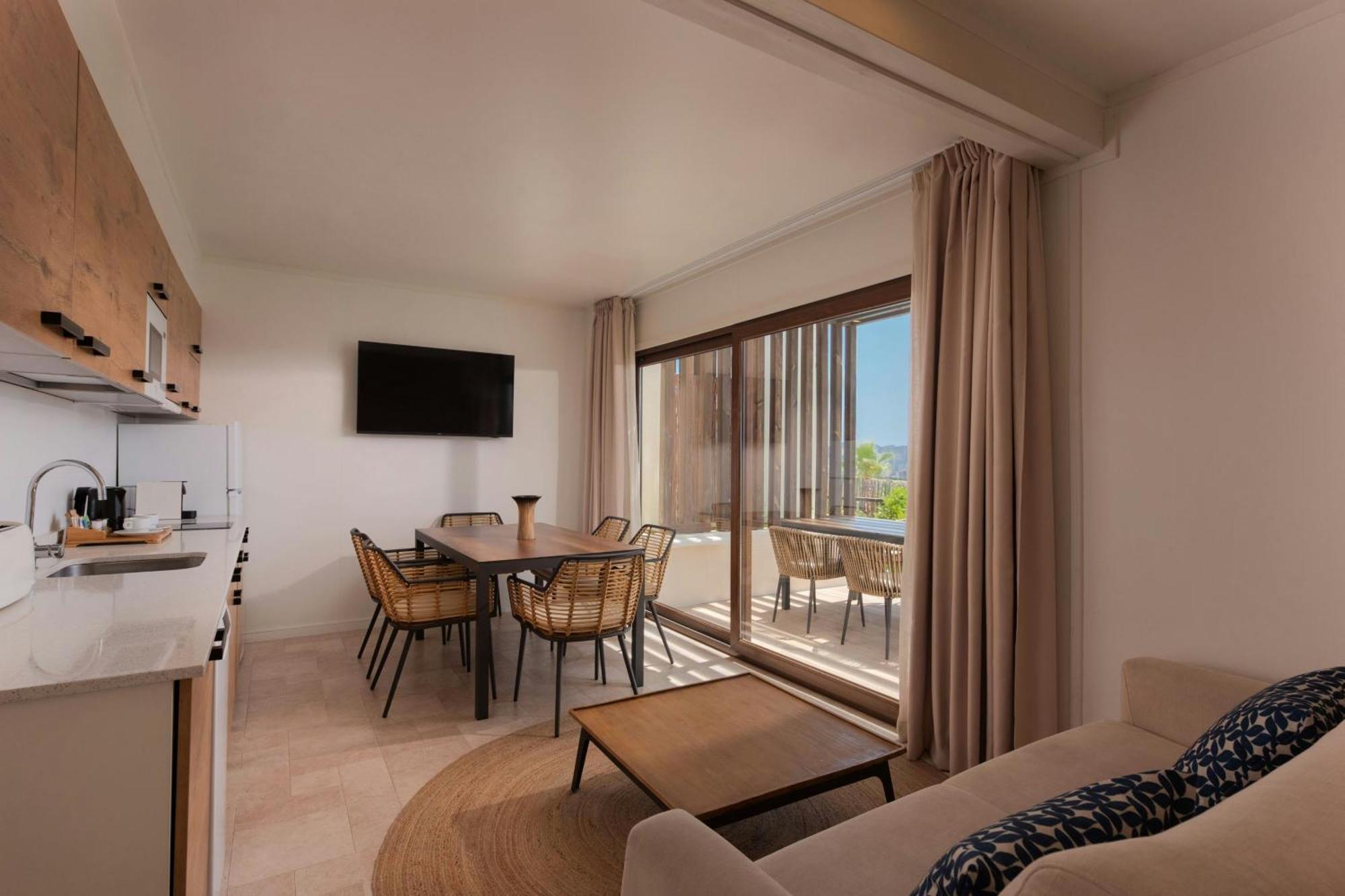 Three-Bedroom Comfort Villa Balcony Sea View,1692128933:JPEG