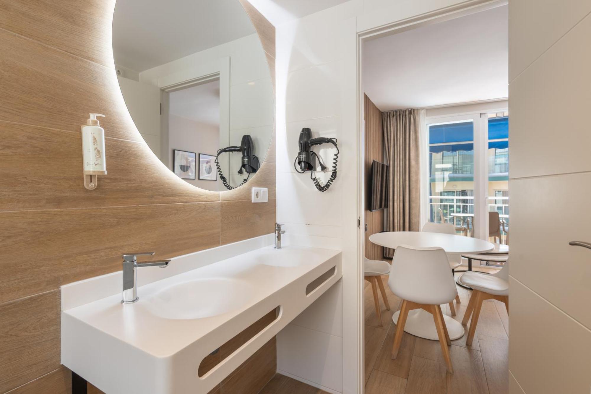 Family Three-Bedroom Apartment Lateral Sea View