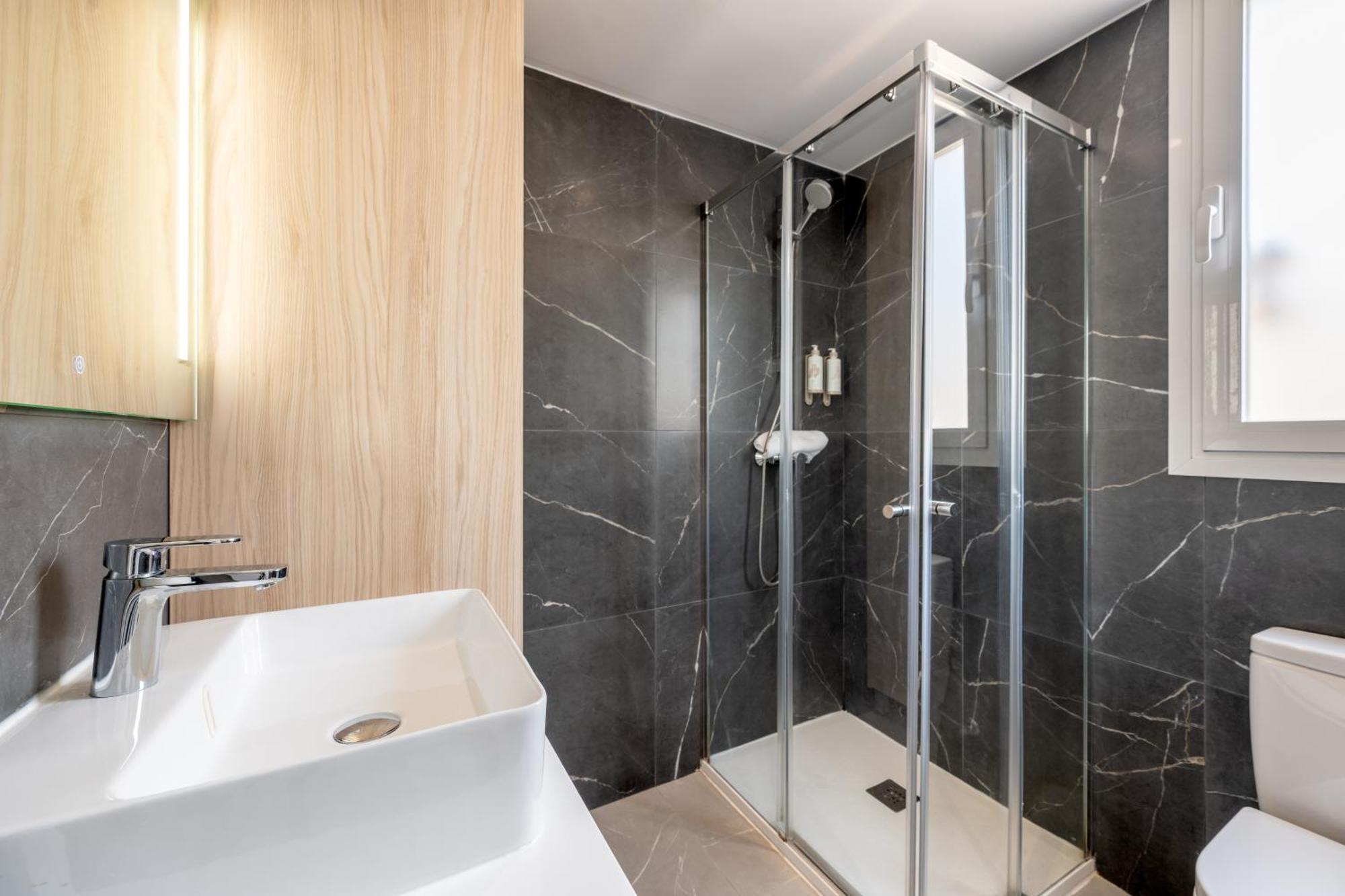 Three-Bedroom Deluxe Apartment