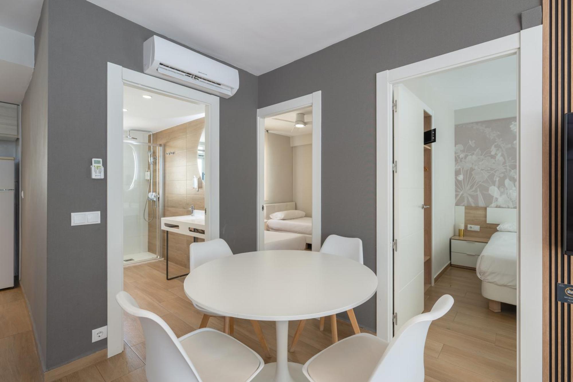 Family Three-Bedroom Apartment Lateral Sea View