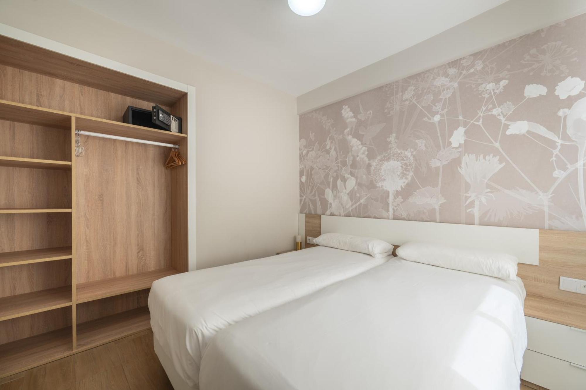 Family Three-Bedroom Apartment Lateral Sea View