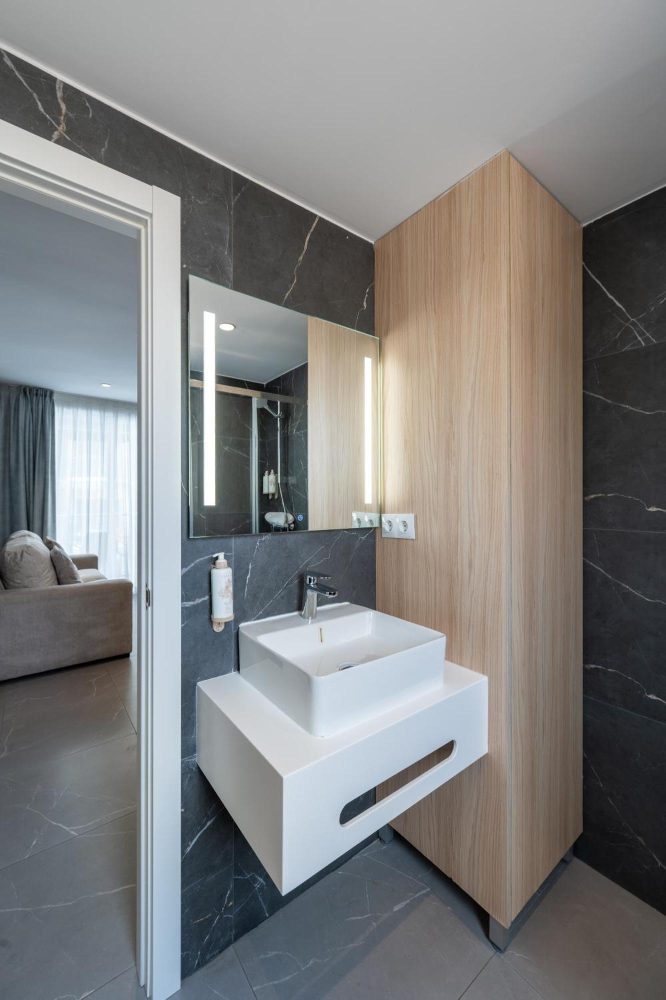 Three-Bedroom Deluxe Apartment