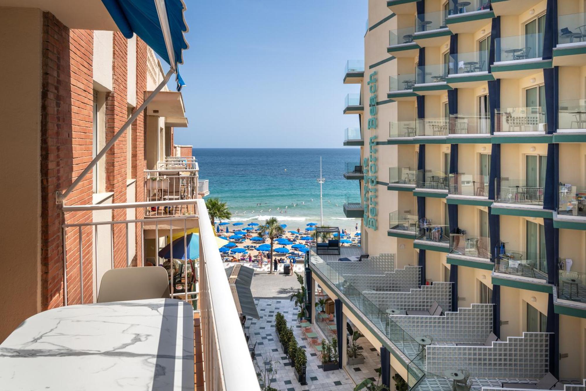 Family Three-Bedroom Apartment Lateral Sea View